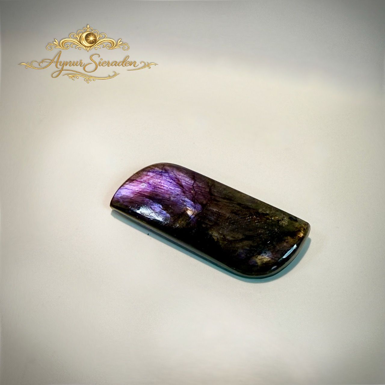 Handgeslepen labradoriet cabochon met modern design voor exclusieve sieraden.
