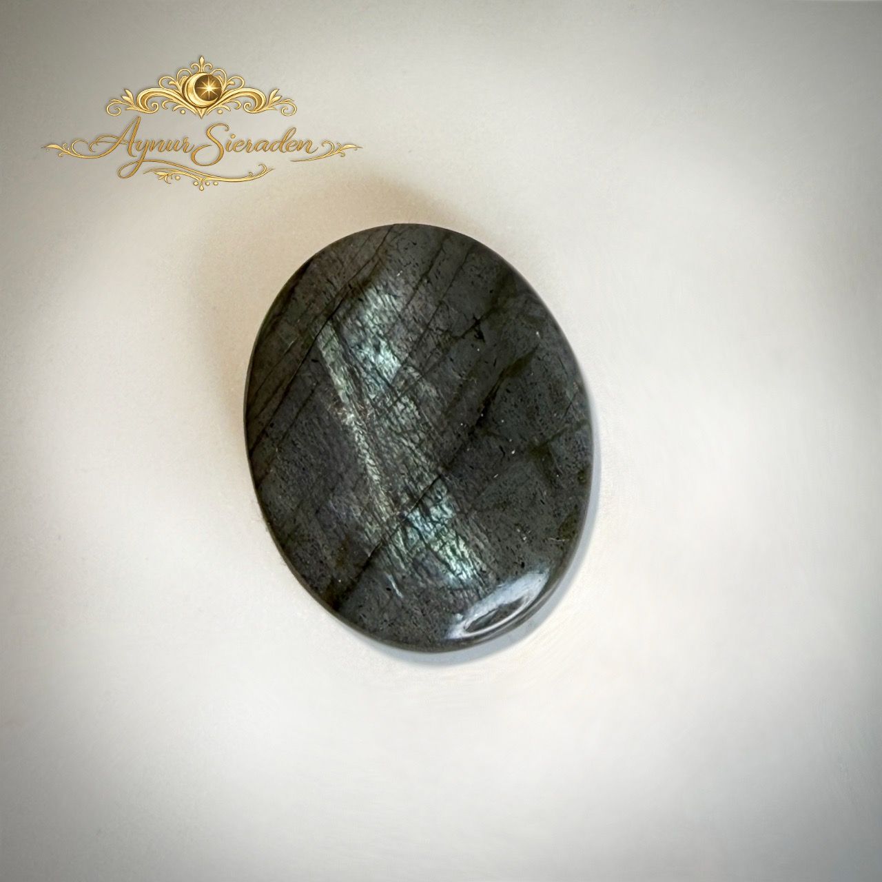 Handgeslepen donkere labradoriet cabochon voor elegante maatwerk sieraden.