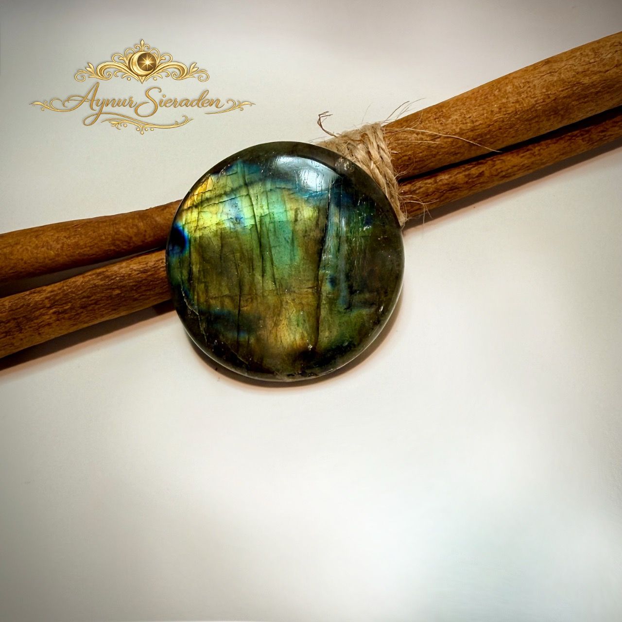 Handgeslepen ronde labradoriet cabochon voor unieke maatwerk sieraden.