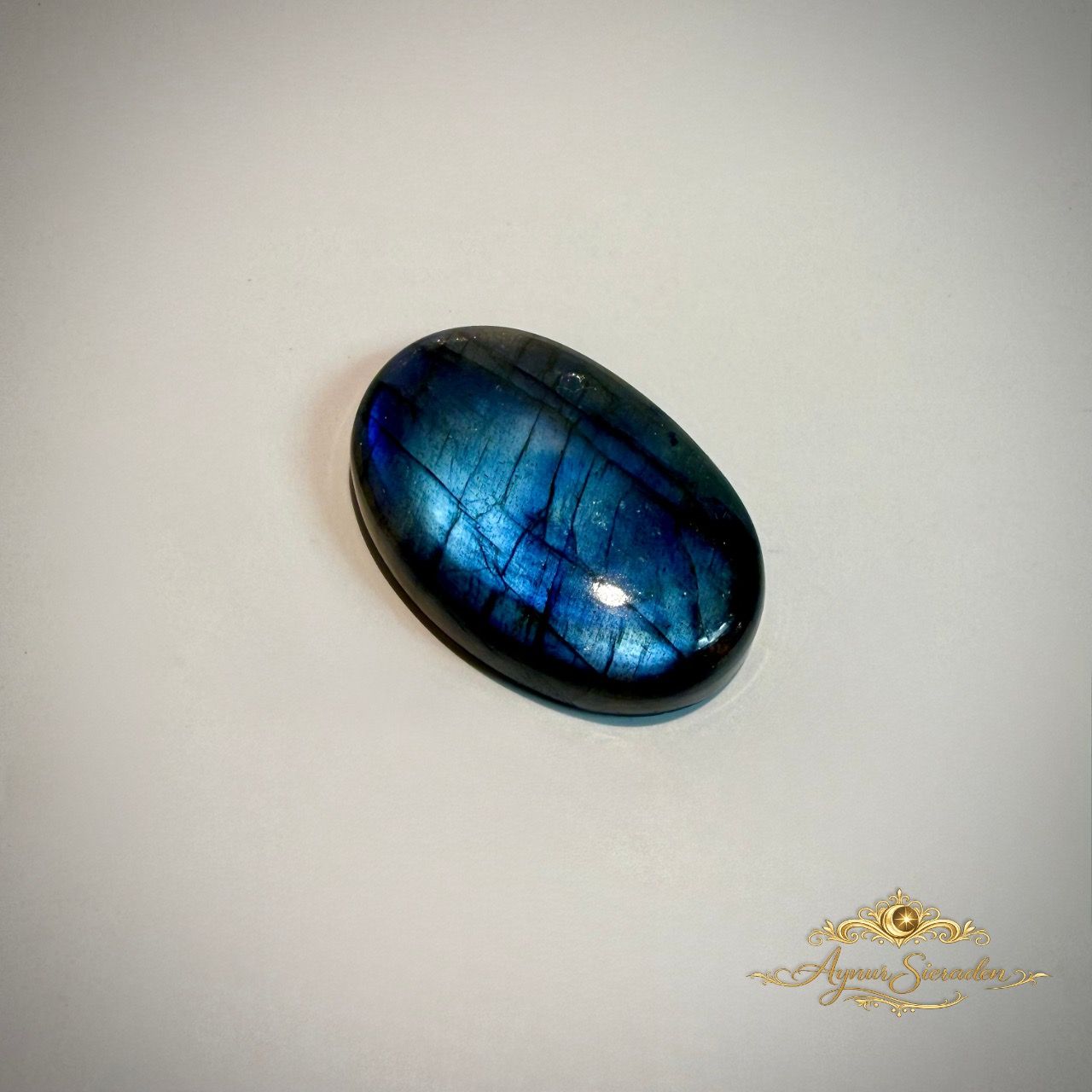 Ovale labradoriet cabochon met intense blauwe glans voor handgemaakte sieraden