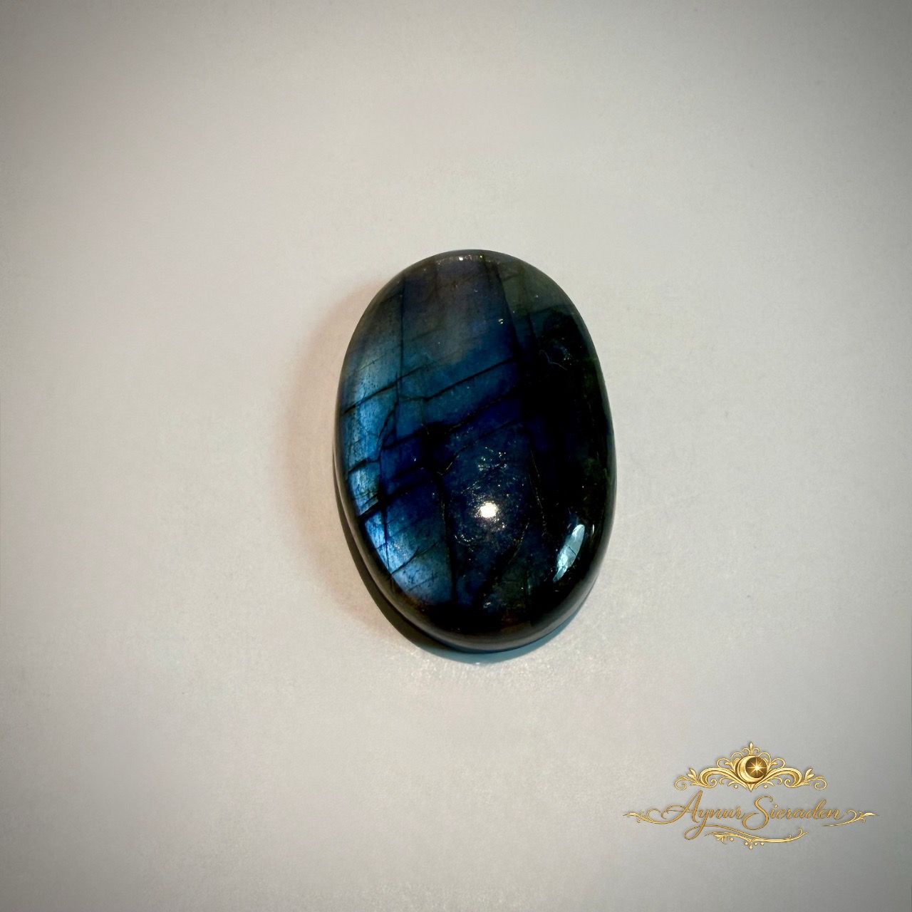 Handgeselecteerde ovale labradoriet cabochon met natuurlijke blauwe irisatie en donkere basiskleur