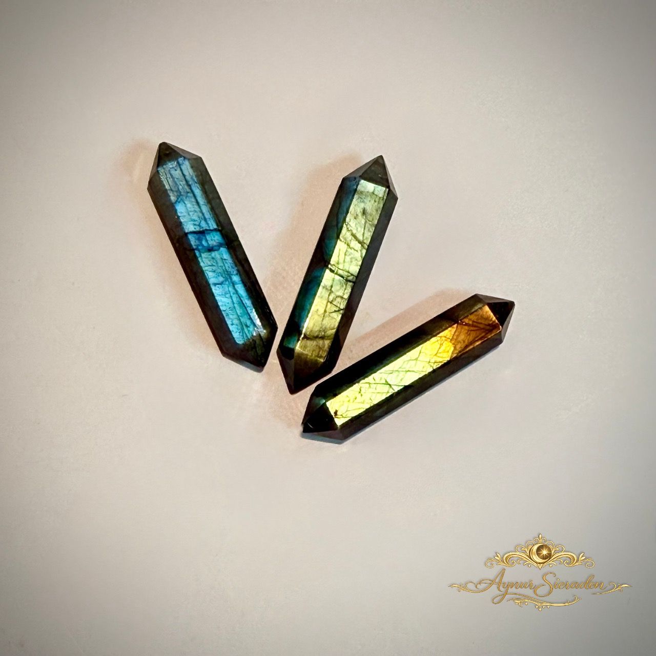 Handgeselecteerde labradoriet punten met natuurlijke irisatie voor wire wrap en maatwerk sieraden