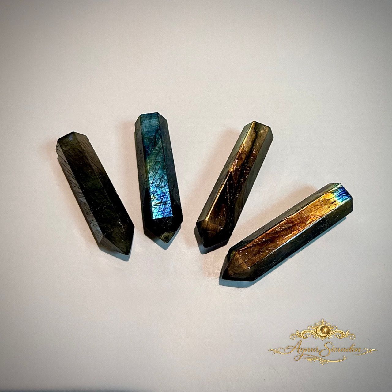 Kleurrijke labradoriet kristallen met natuurlijke irisatie voor wire wrap en artisan sieraden