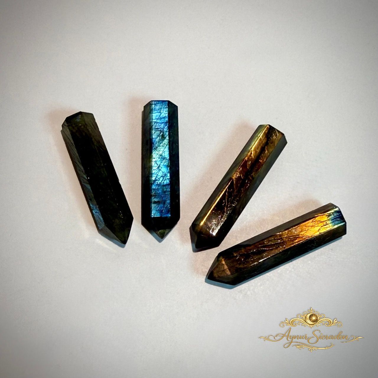 Labradoriet kristalpunten met blauwe en gouden glans voor handgemaakte sieraden
