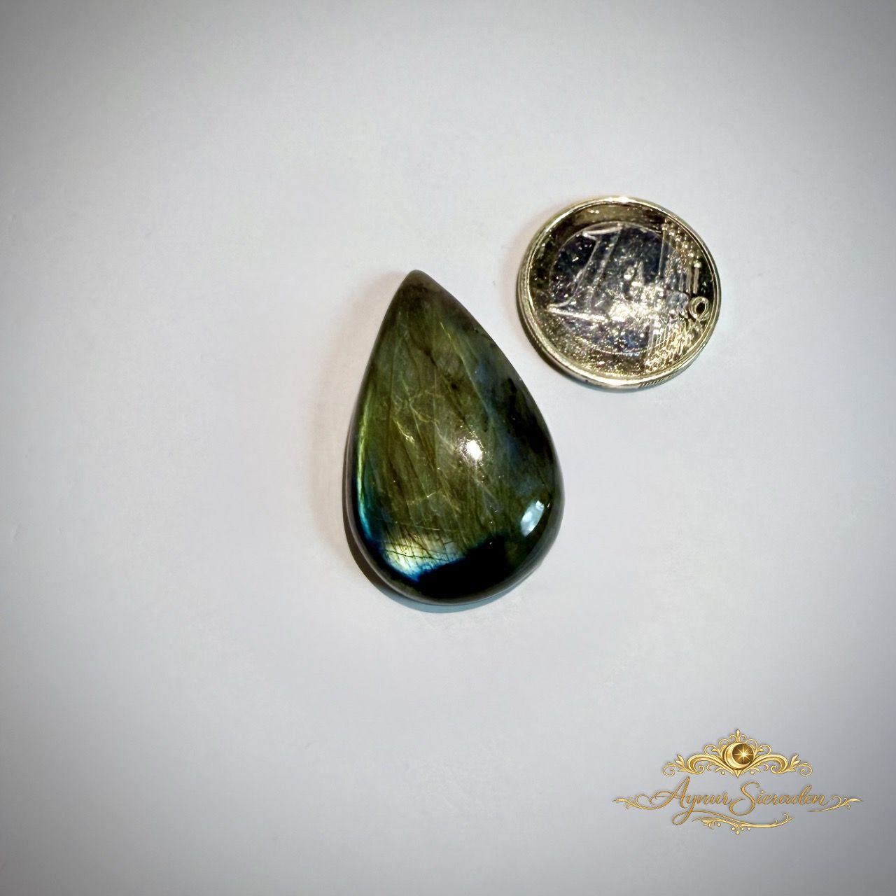 Labradoriet steen met groen en blauw kleurenspel in een elegante druppelvorm.