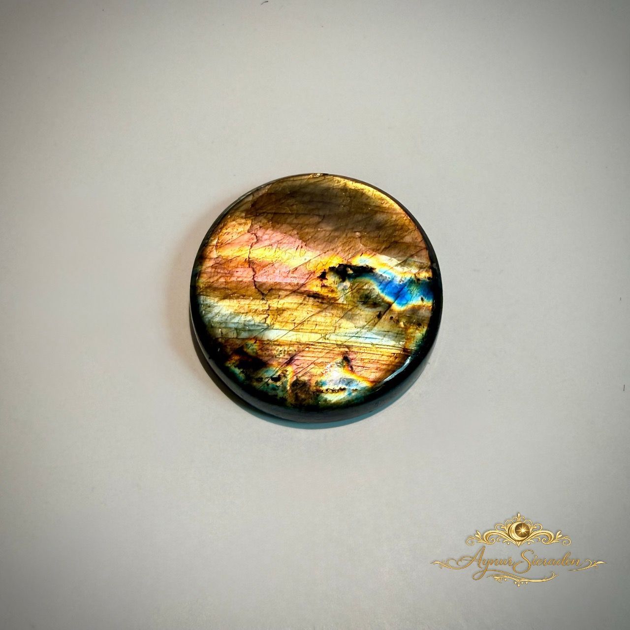 Handgeselecteerde ronde labradoriet met natuurlijke gouden, blauwe en koperkleurige glans voor maatwerk sieraden