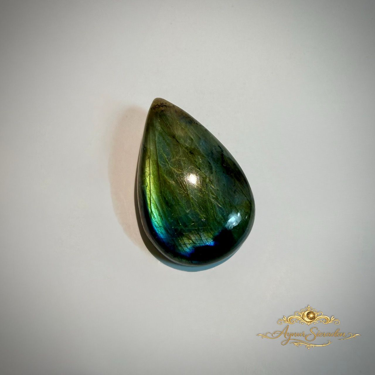 Handgeslepen druppelvormige labradoriet cabochon voor maatwerk sieraden.