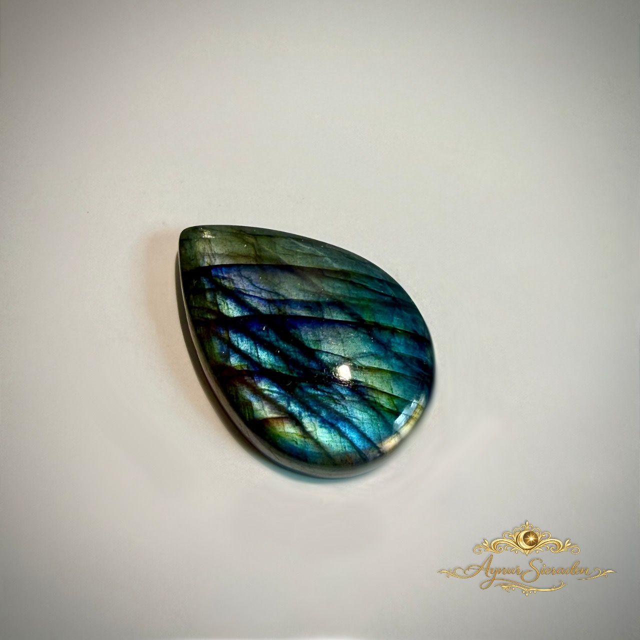 Handgeselecteerde druppelvormige labradoriet cabochon met kleurrijke irisatie voor maatwerk sieraden