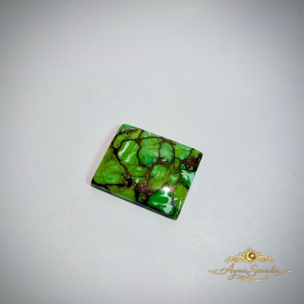 Felgroene turkoois cabochon met unieke zwarte aderpatronen voor maatwerk sieraden.