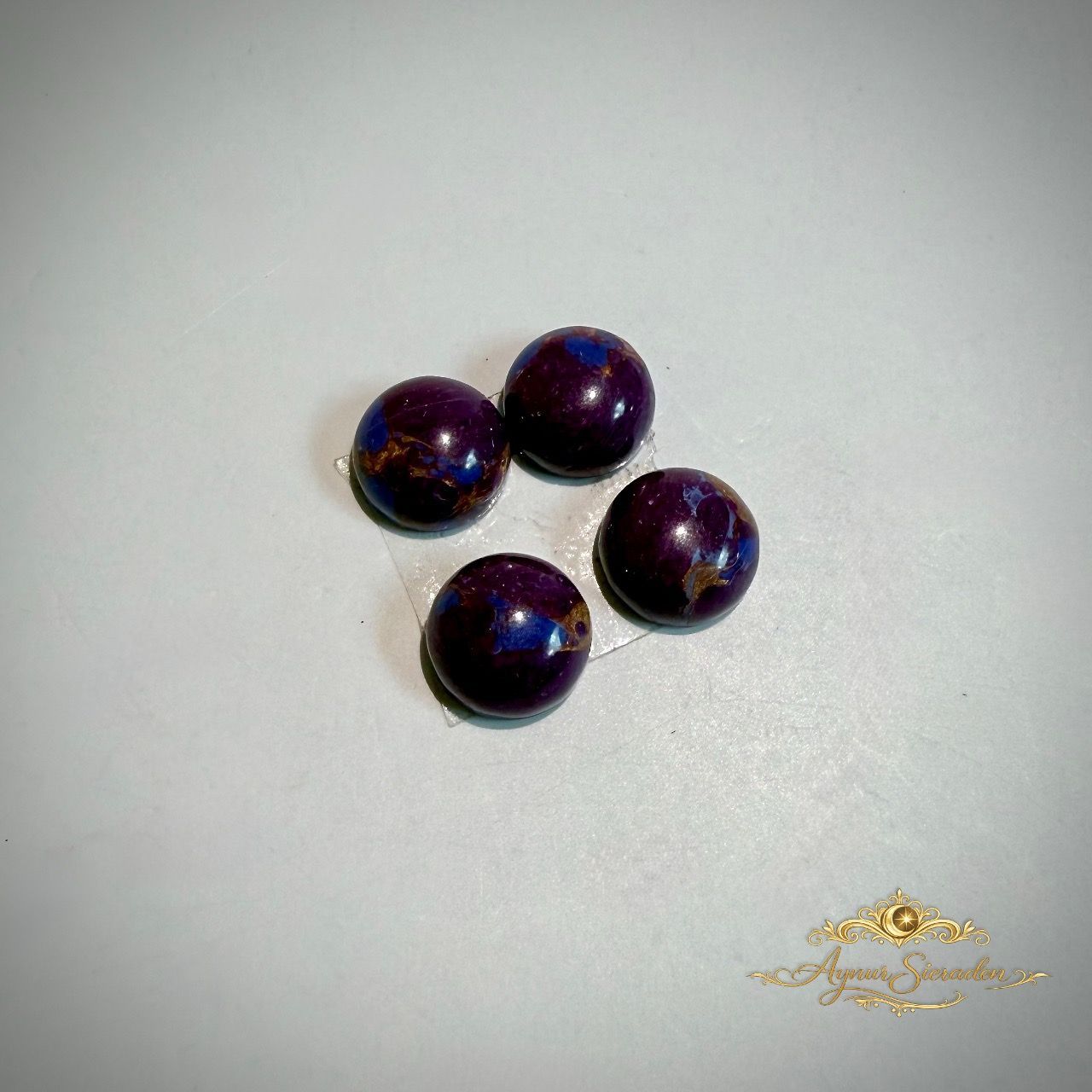 Kleine ronde turkoois cabochons in diepe paarse tinten voor maatwerk sieraden