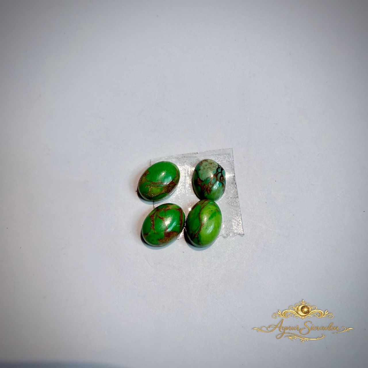 Kleine lichtgroene ovale turkoois cabochons voor handgemaakte oorbellen