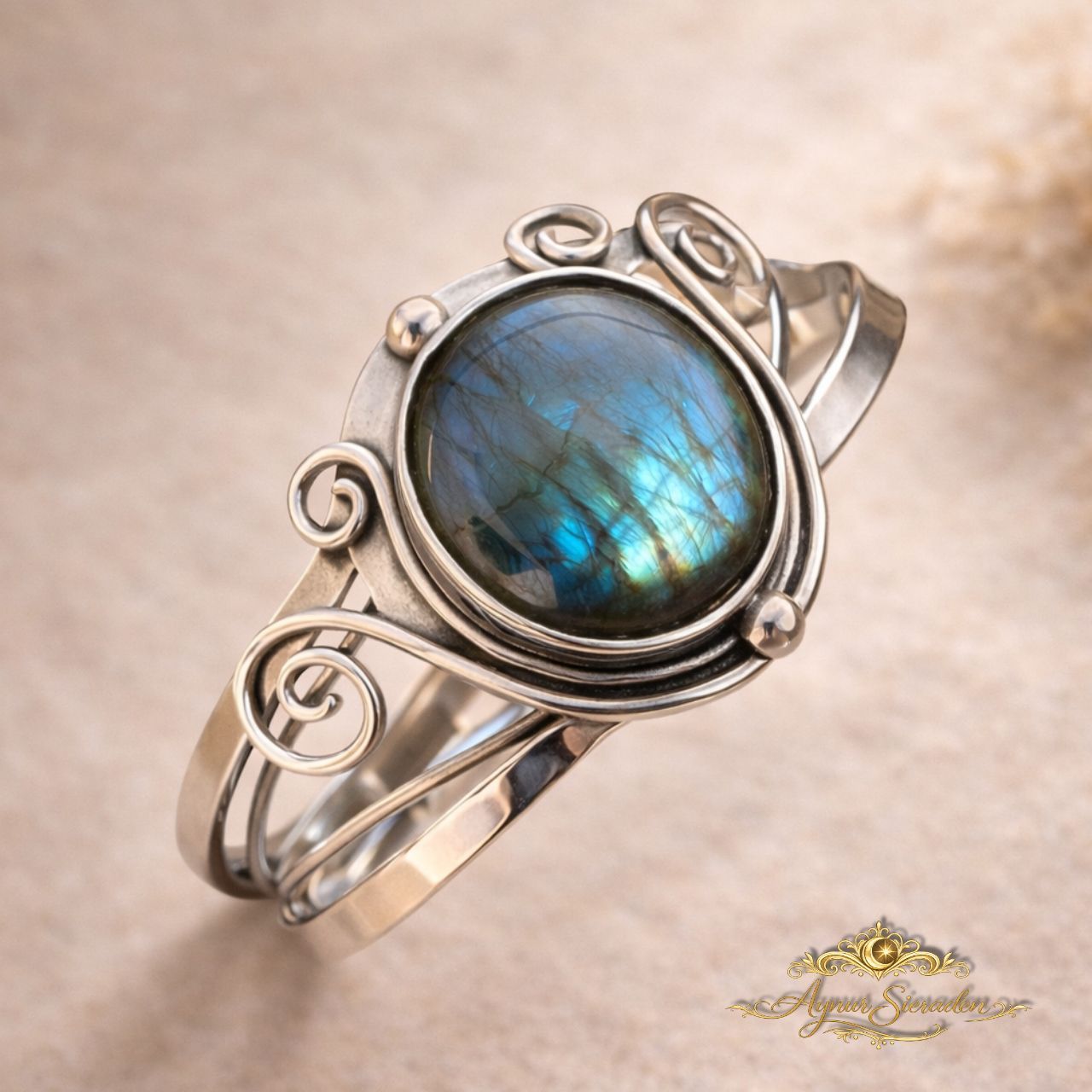 Aynur Sieraden, Leona, Uniek, bijzonder en 100% handgemaakt zilver armband met een labradoriet.