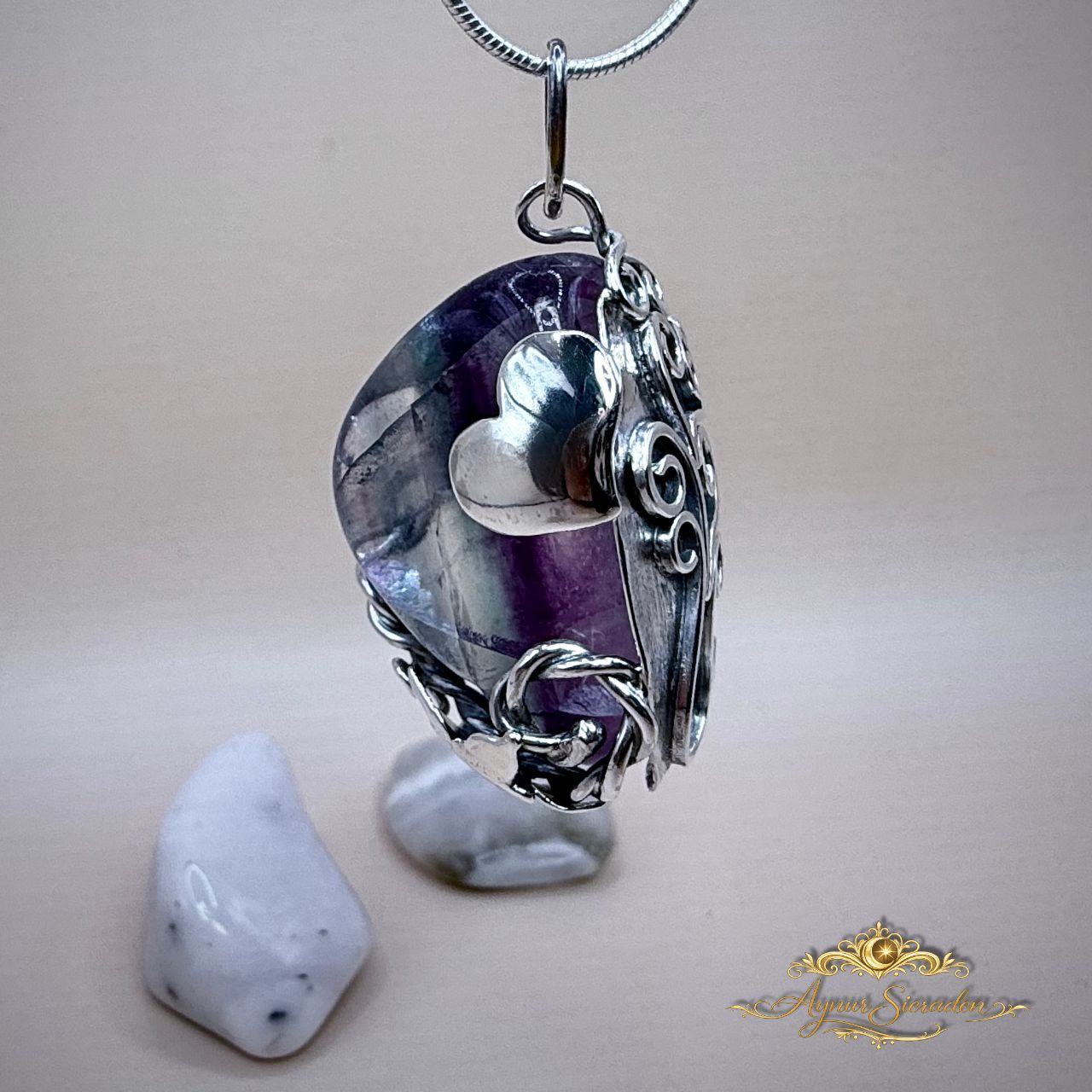 Aynur Sieraden – handgemaakte zilveren hanger met fluoriet en levensboom detail