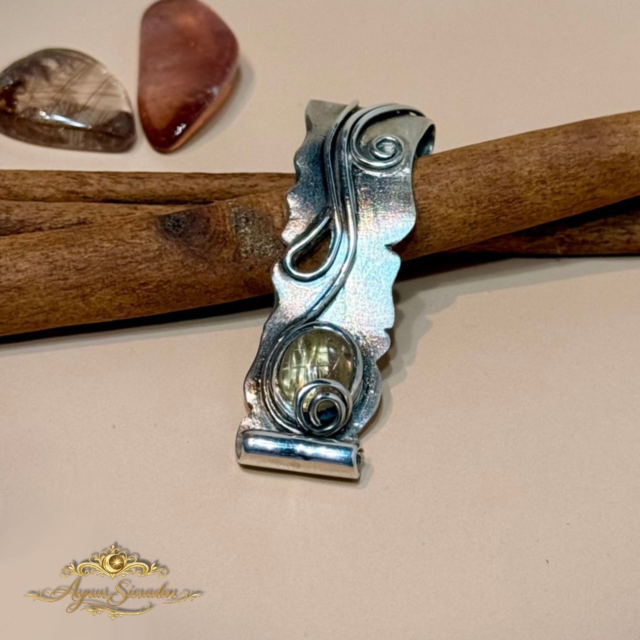 Aynur Sieraden – handgemaakte zilveren hanger met rutilkwarts, uniek en natuurlijk design
