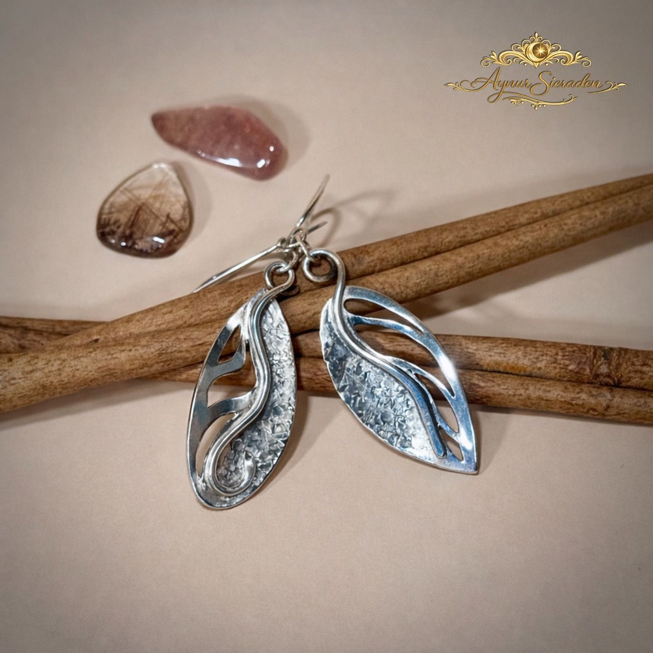 Aynur Sieraden – handgemaakte zilveren oorbellen met bladmotief, elegant en uniek ontwerp