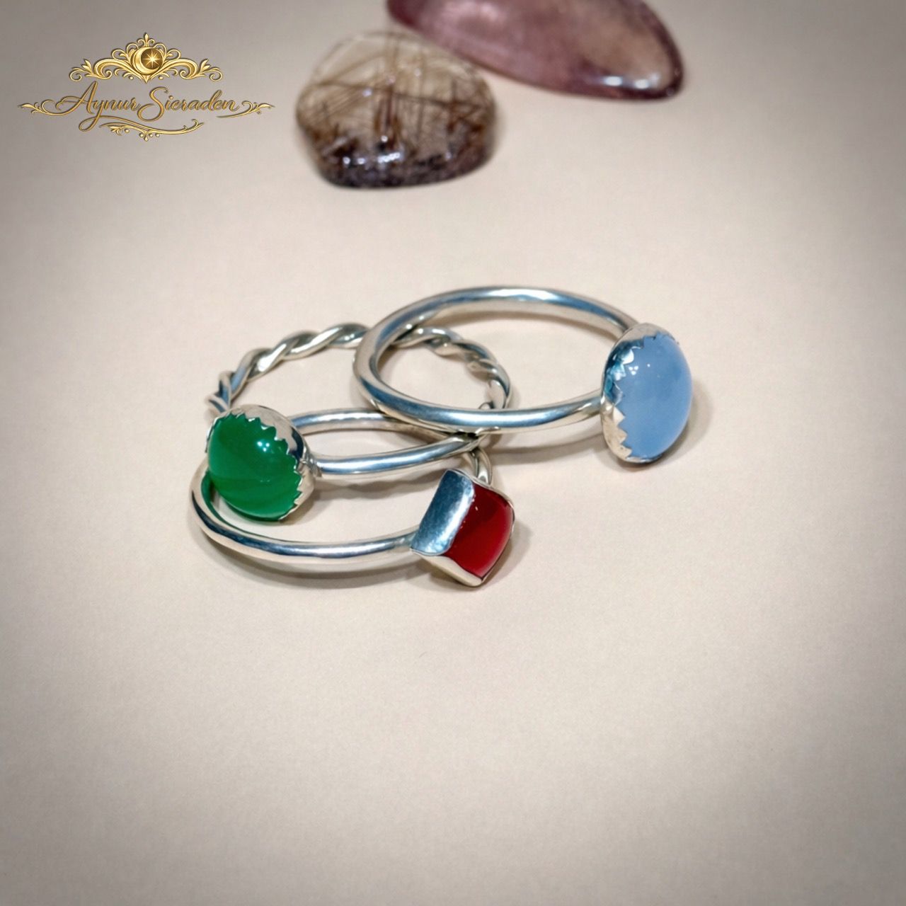 Aynur Sieraden – handgemaakte zilveren ringen met kleurrijke edelstenen, speels en uniek design