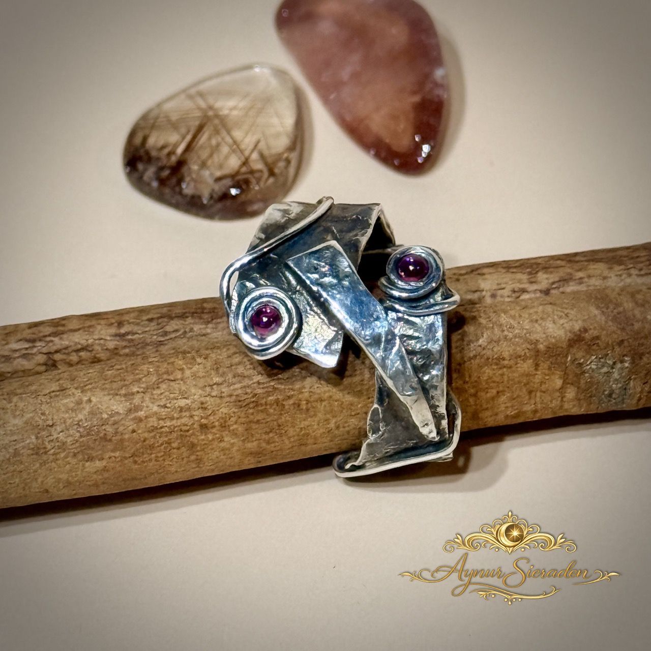Aynur Sieraden – unieke handgemaakte zilveren ring met edelstenen en artistiek design