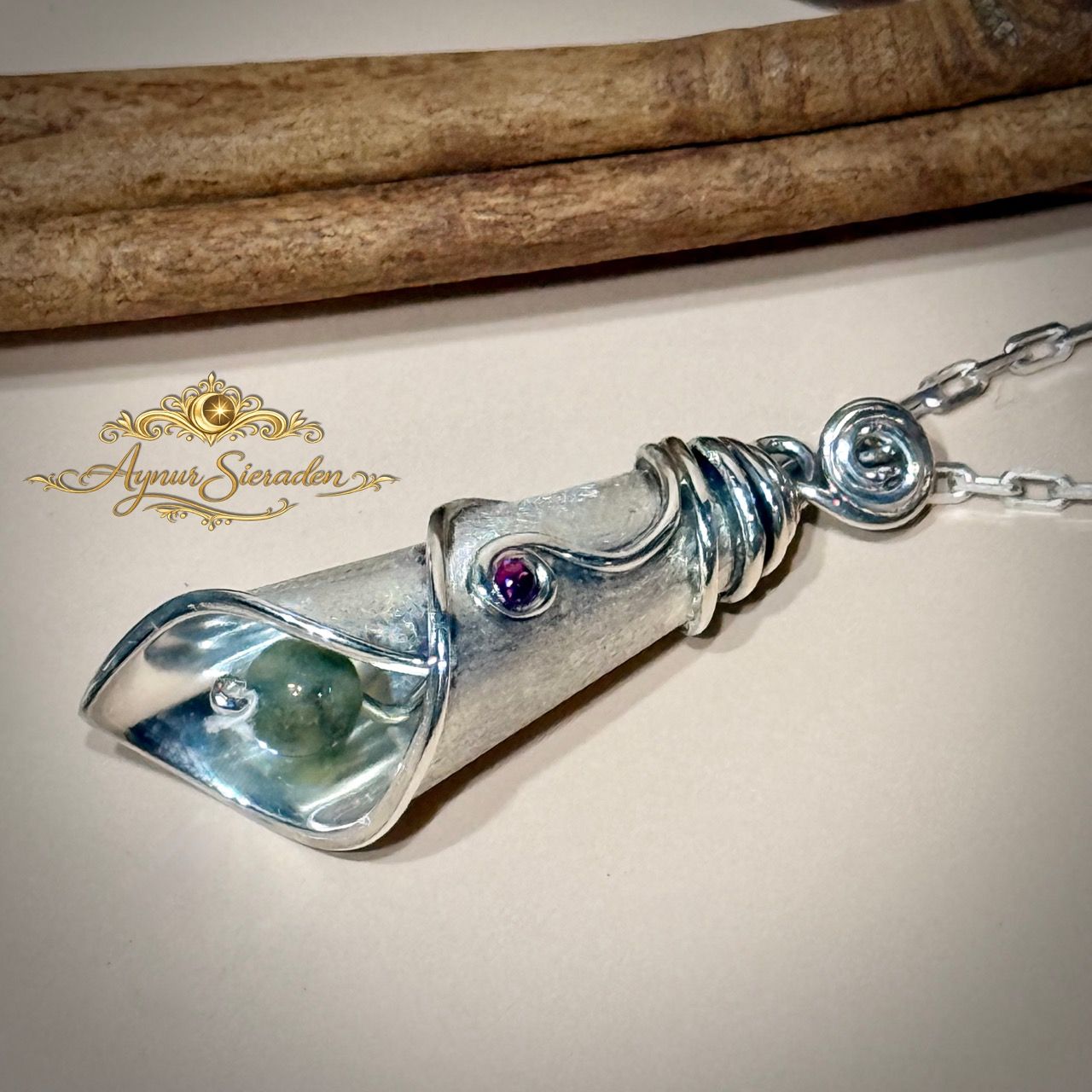 Aynur Sieraden – handgemaakte zilveren hanger met edelsteen, organisch en uniek ontwerp