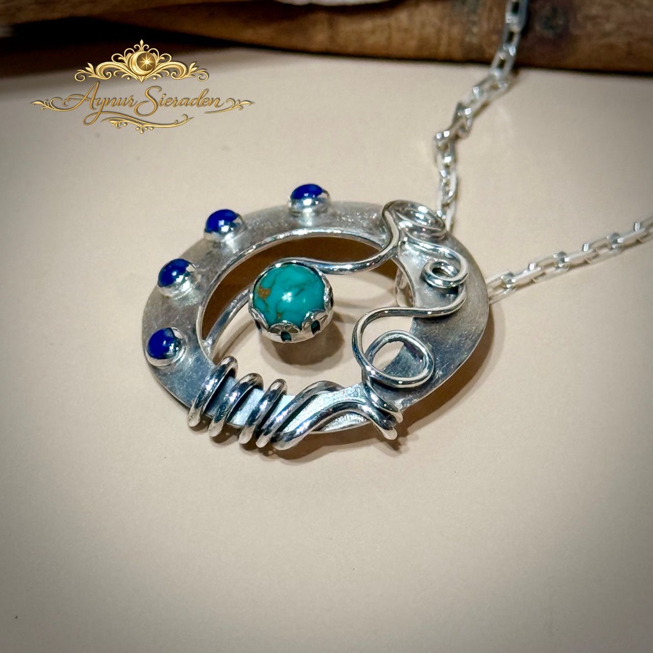 Aynur Sieraden – handgemaakte zilveren hanger met turkoois en blauwe stenen, speels en uniek design