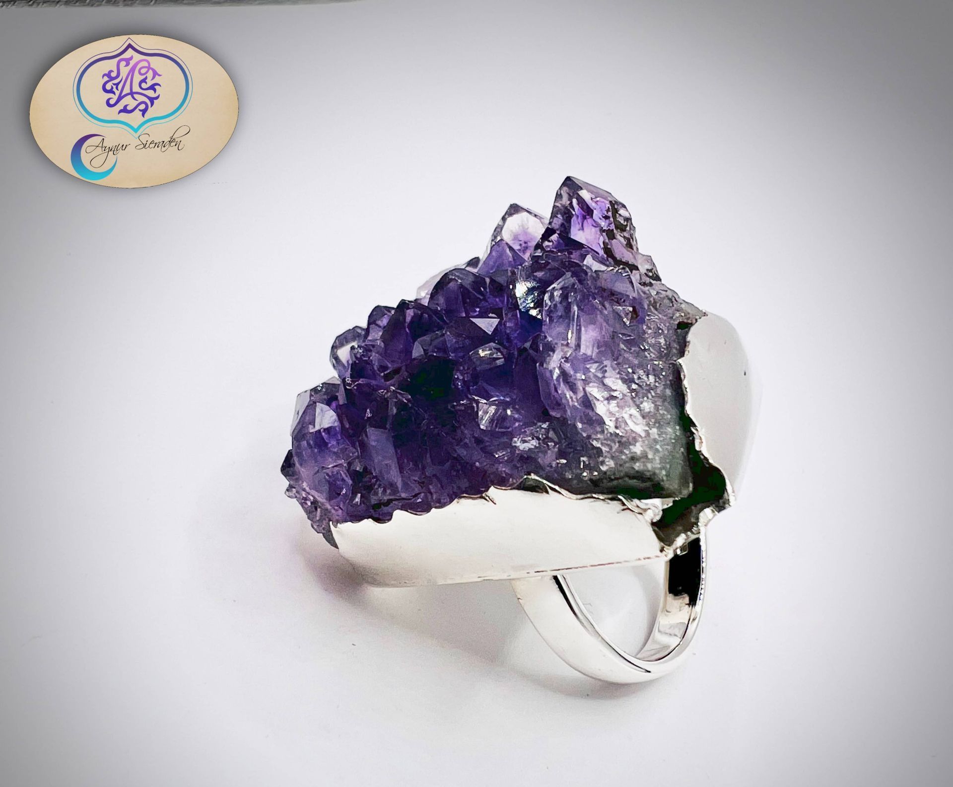 Aynur Sieraden – handgemaakte zilveren ring met ruwe amethist, uniek en natuurlijk ontwerp