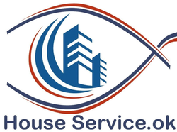 Logotipo de House Service.ok con un edificio azul dentro de un contorno rojo y azul en forma de ojo.