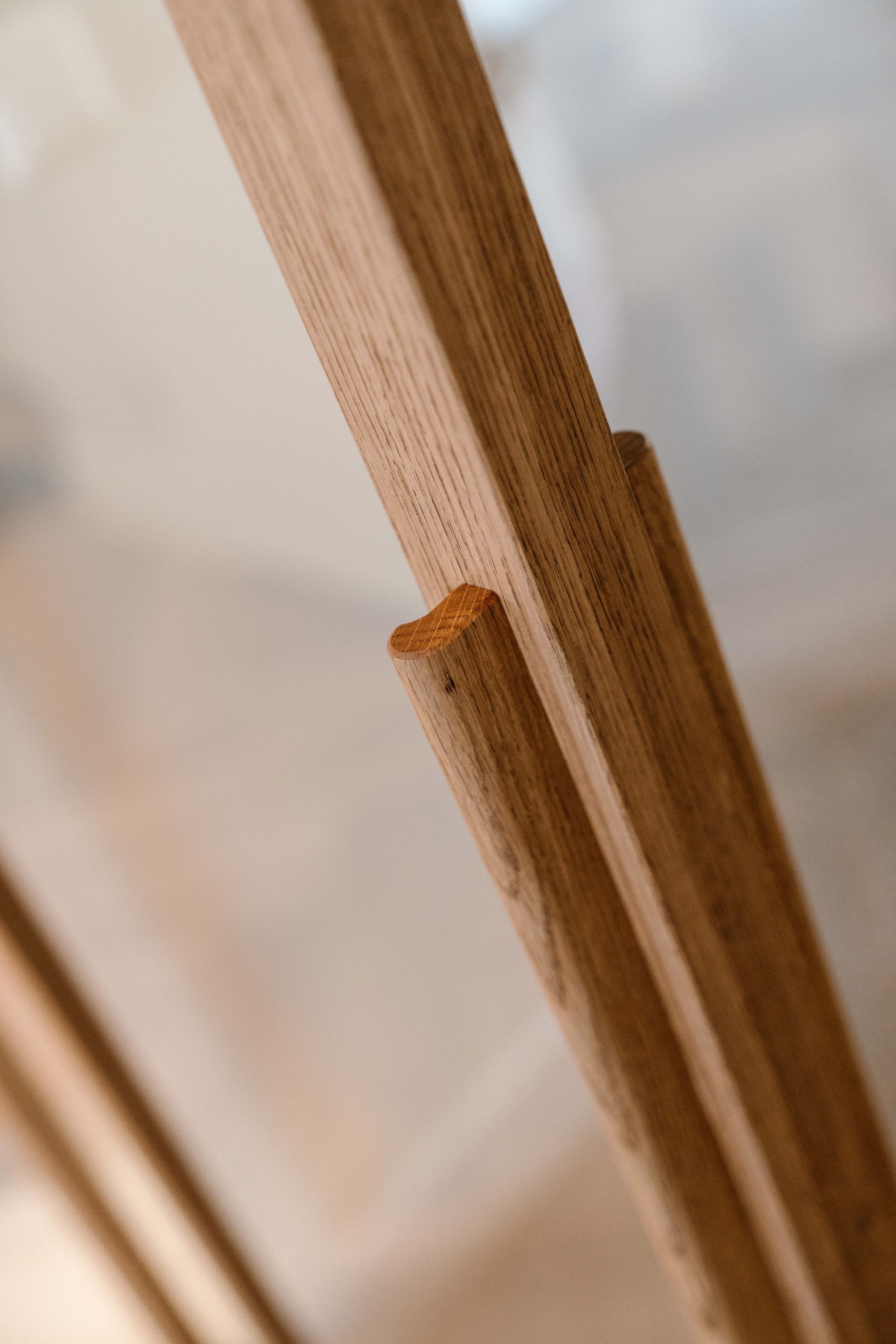 Detailfoto van een maatwerk greep op een massief eiken binnendeur met glas