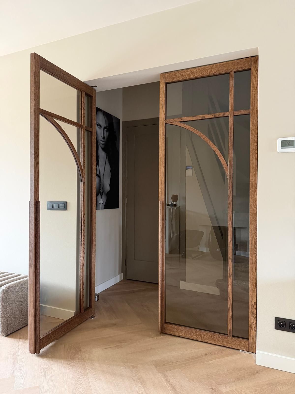 Dubbele eiken taatsdeur in een warm interieur. Mooie organische bogen en helder glas geven een unieke uitstraling.