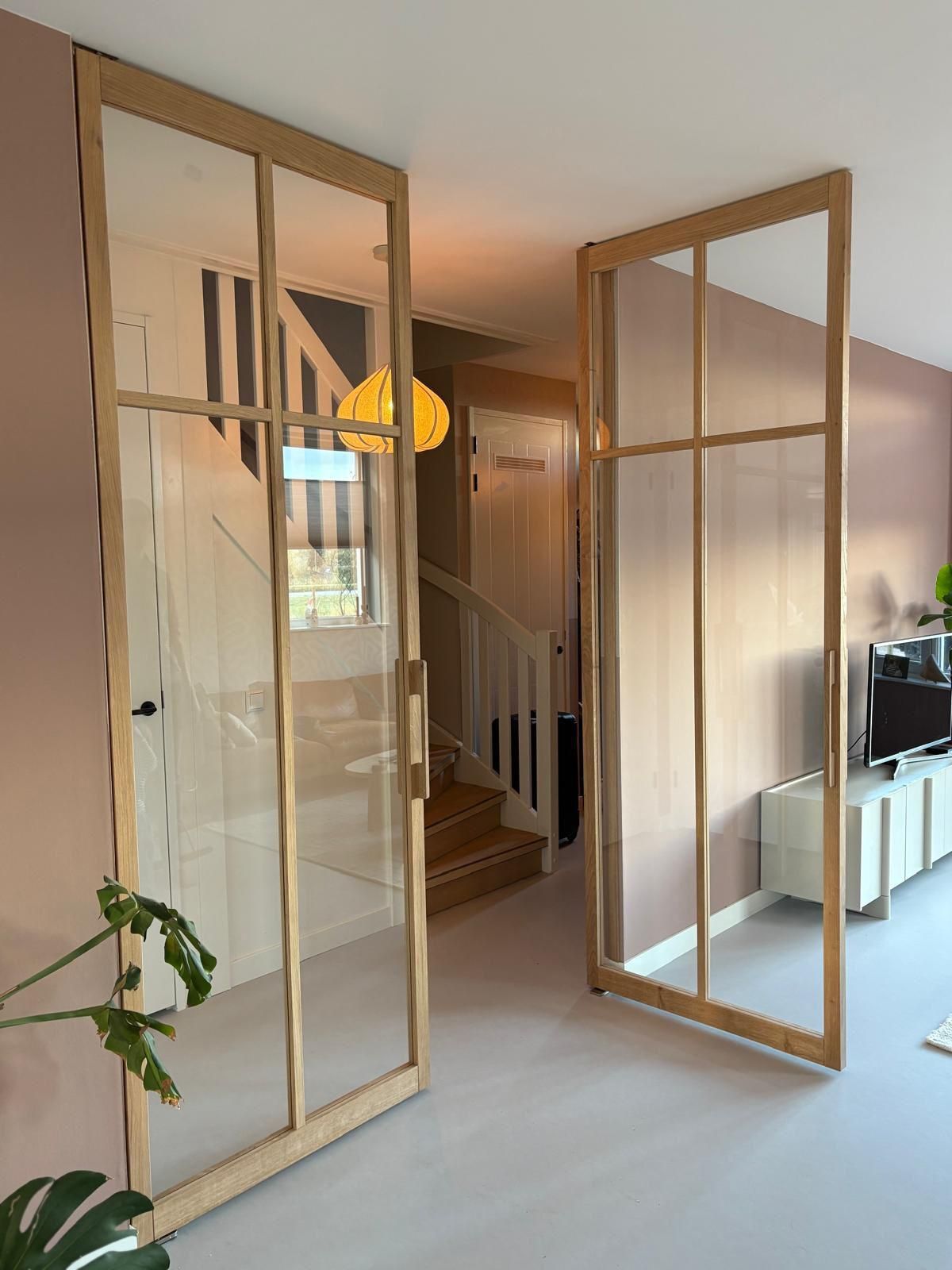 Eiken dubbele taatsdeur met helder glas in een japandi-style interieur. Massief eikenhout zorgt voor een robuuste uitstraling