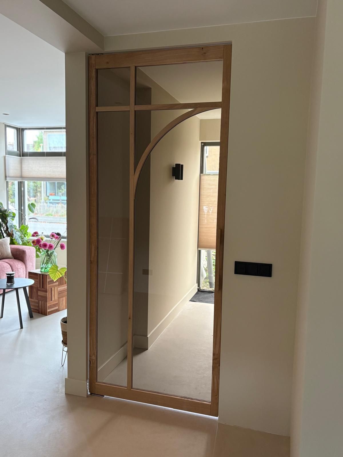Eiken taatsdeur met helder glas, voorzien van een kruisverdeling en boog.