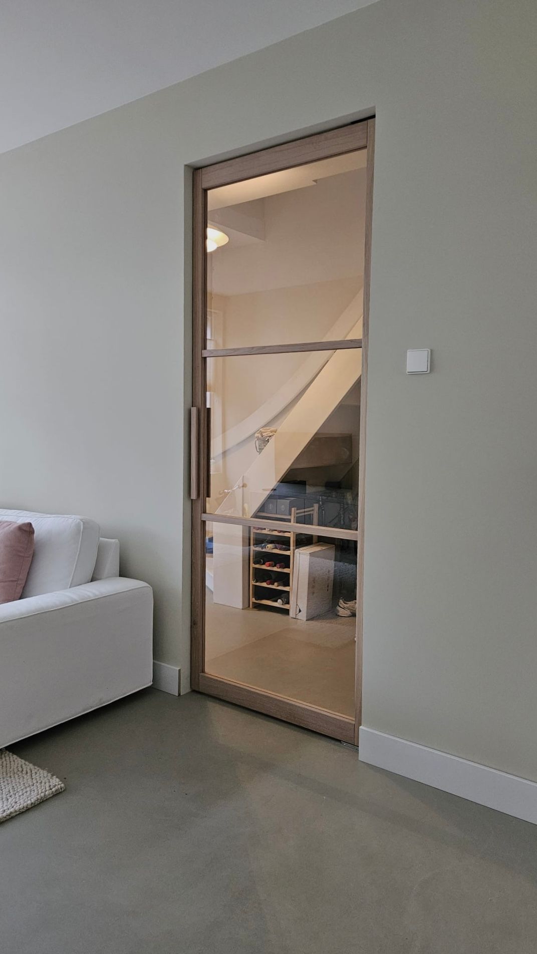 Eiken binnendeur met glas van Eikendeurmetglas. Door de strakke roede-verdeling ontstaat er een rustig maar warme uitstraling.