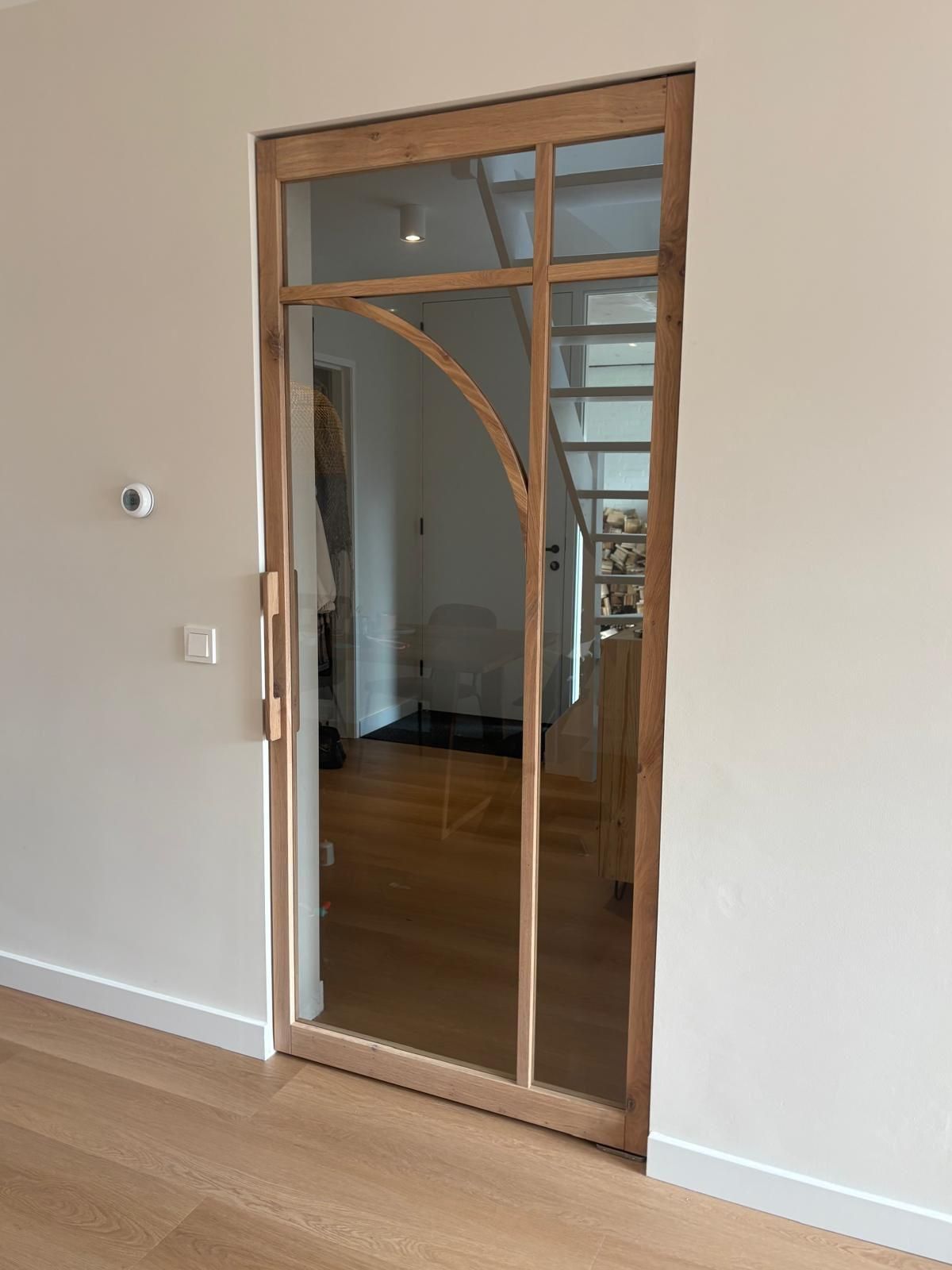 Enkele eiken taatsdeur in massief hout. Voorzien van helder veiligheidsglas en afgewerkt in de gewenste kleur.