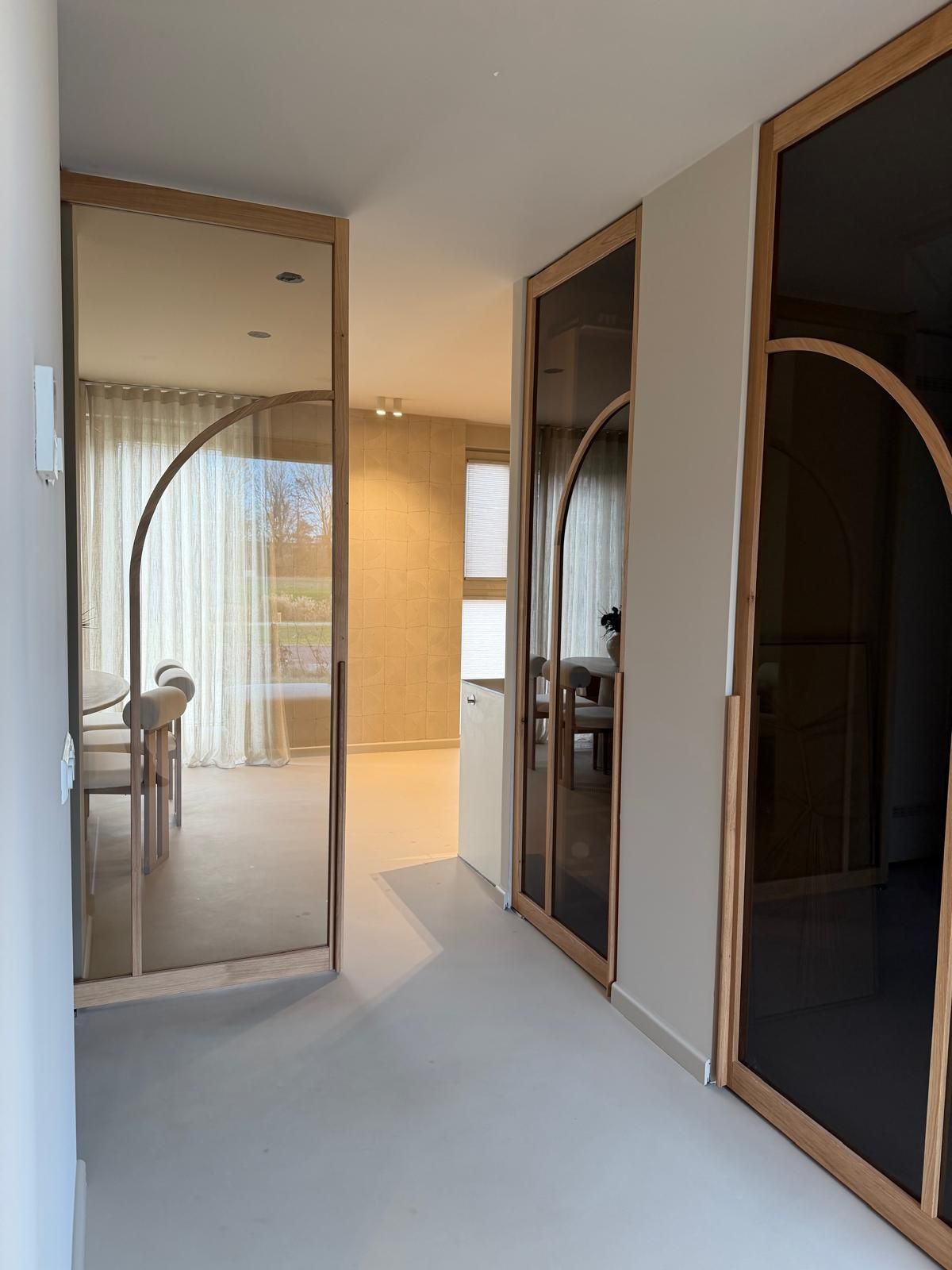 eiken taatsdeur met brons getint veiligheidsglas of rookglas. Deuren zijn voorzien van organische bogen.