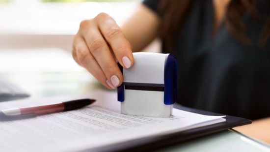 notaio che pone il timbro su un documento
