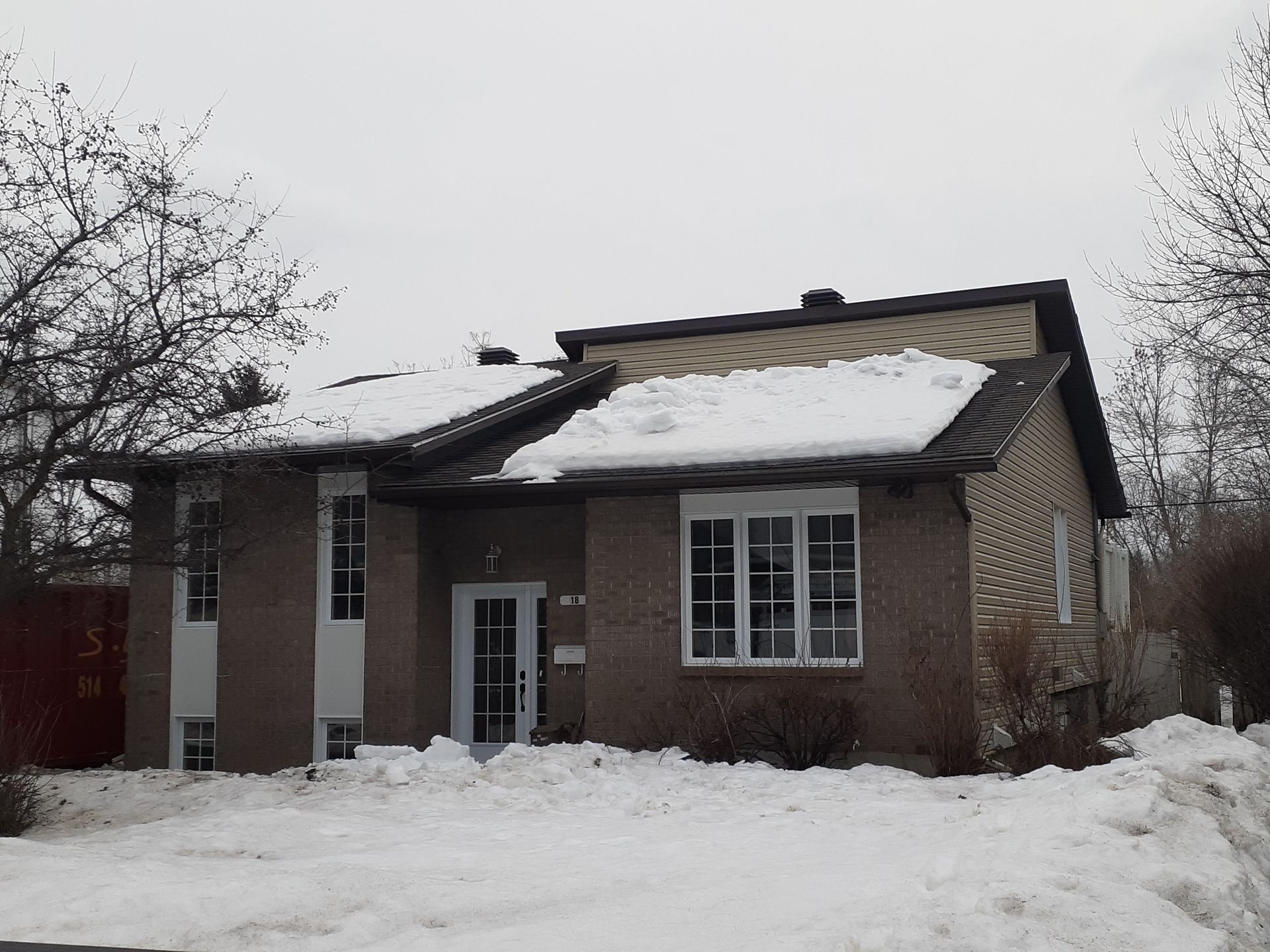 Une maison avec beaucoup de neige sur le toit