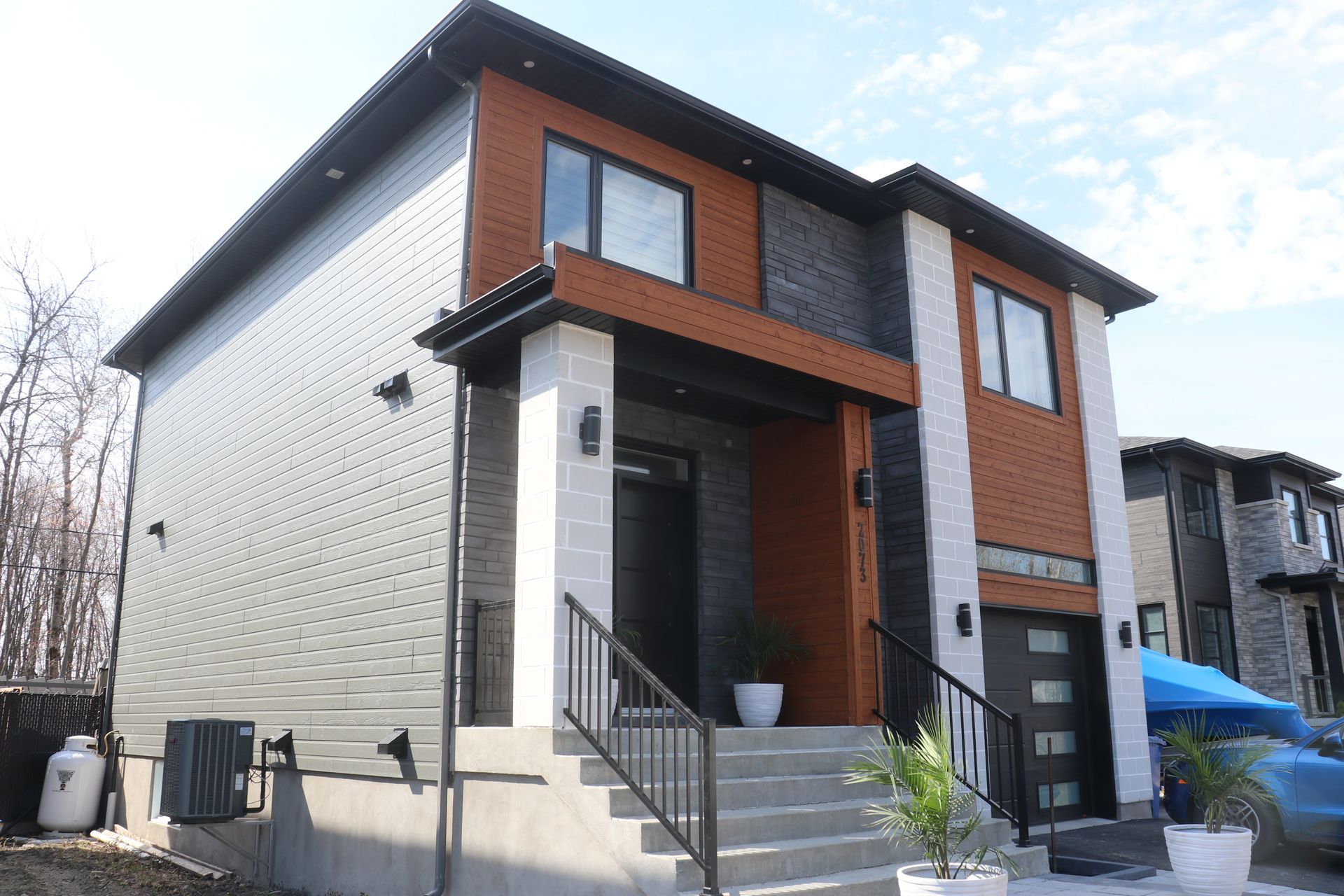 Une maison avec des escaliers menant à la porte d'entrée
