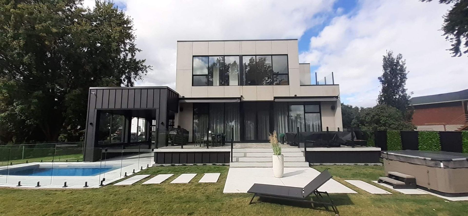 Une grande maison avec une piscine dans l'arrière-cour.