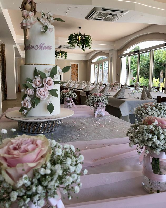Sala accogliente del ristorante con tavoli eleganti, luci calde e atmosfera per eventi.