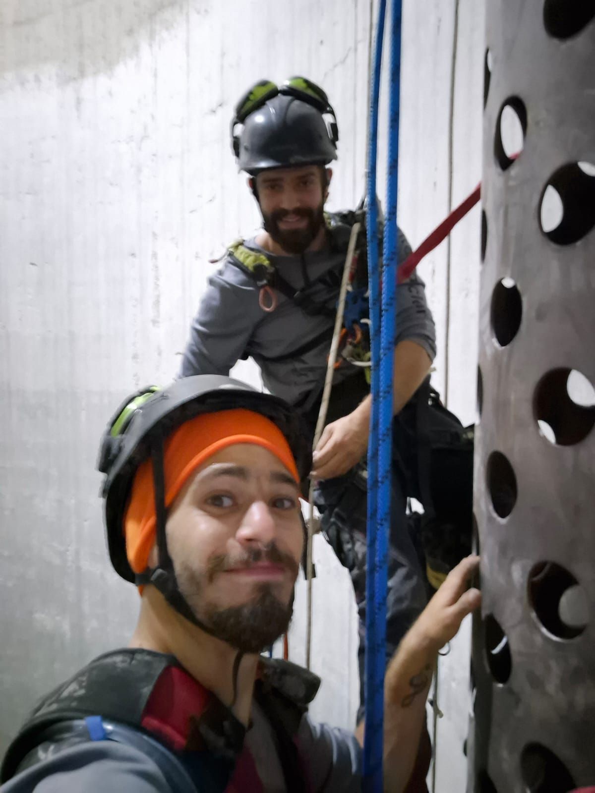 גלישת סנפלינג במיכל סילו לביצוע ריתוכים והתקנות