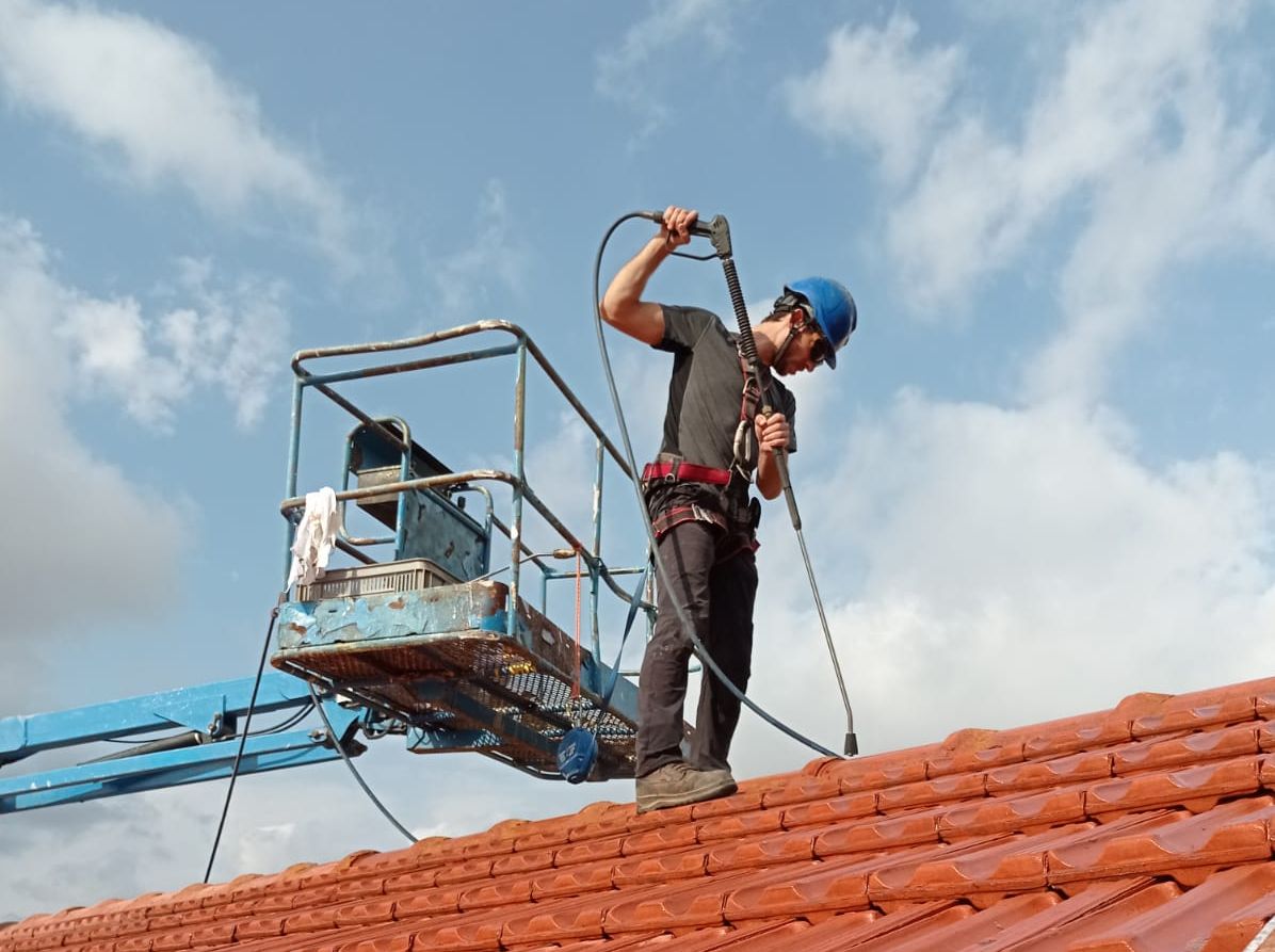 wash roofs and gutters with high pressure 