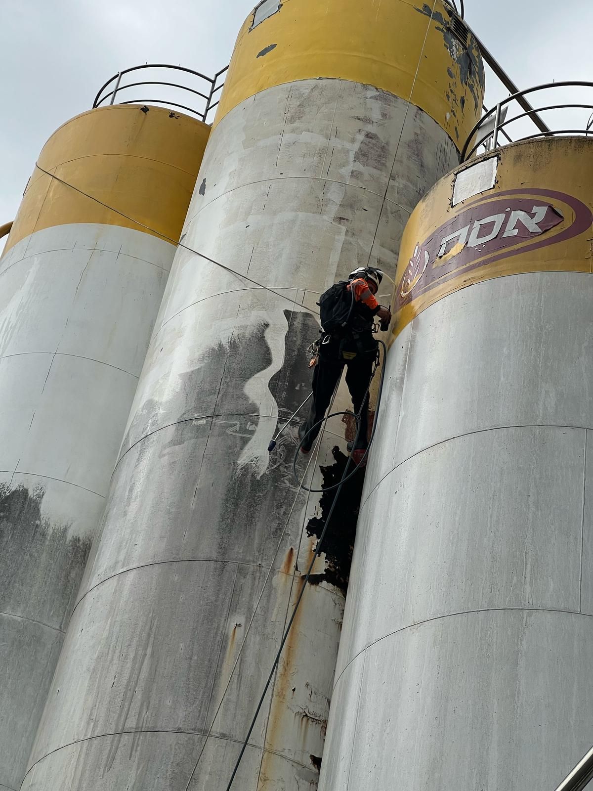 עבודות הכנה לצבע חוץ עבור מכלי סילו באסם יקנעם