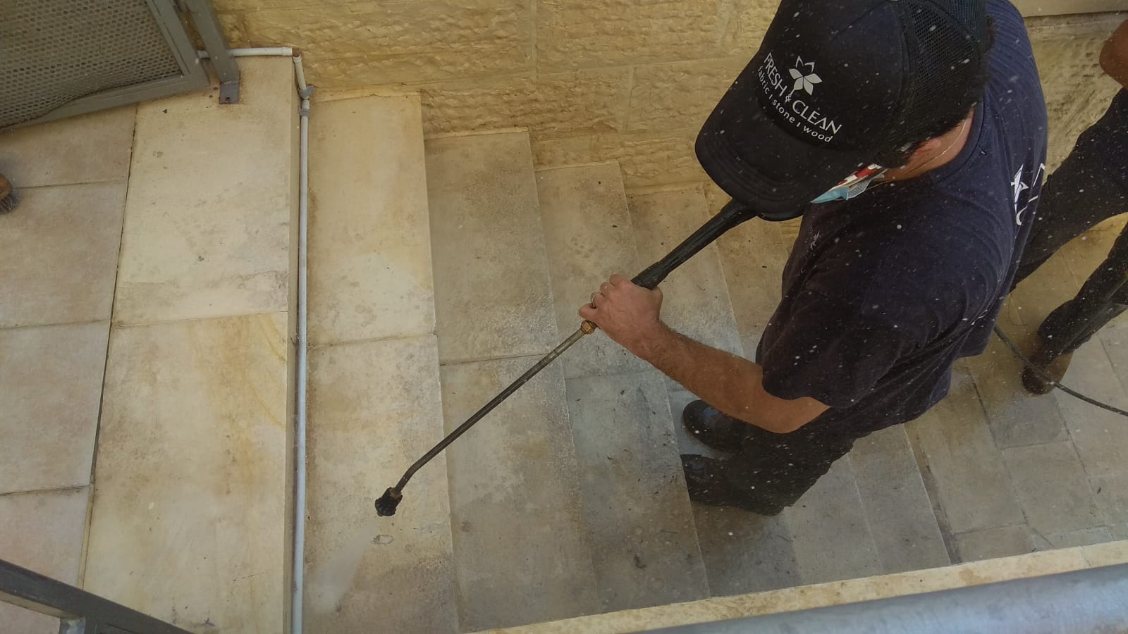 ביצוע שטיפה בלחץ לאבן חוץ