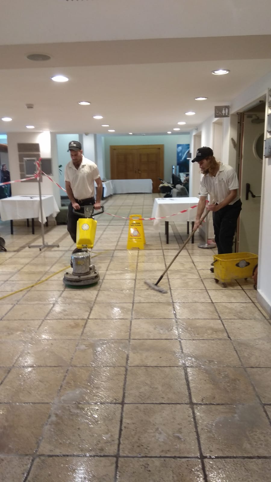 העובדים של פרש בעבודת הברקת וניקוי רצפה