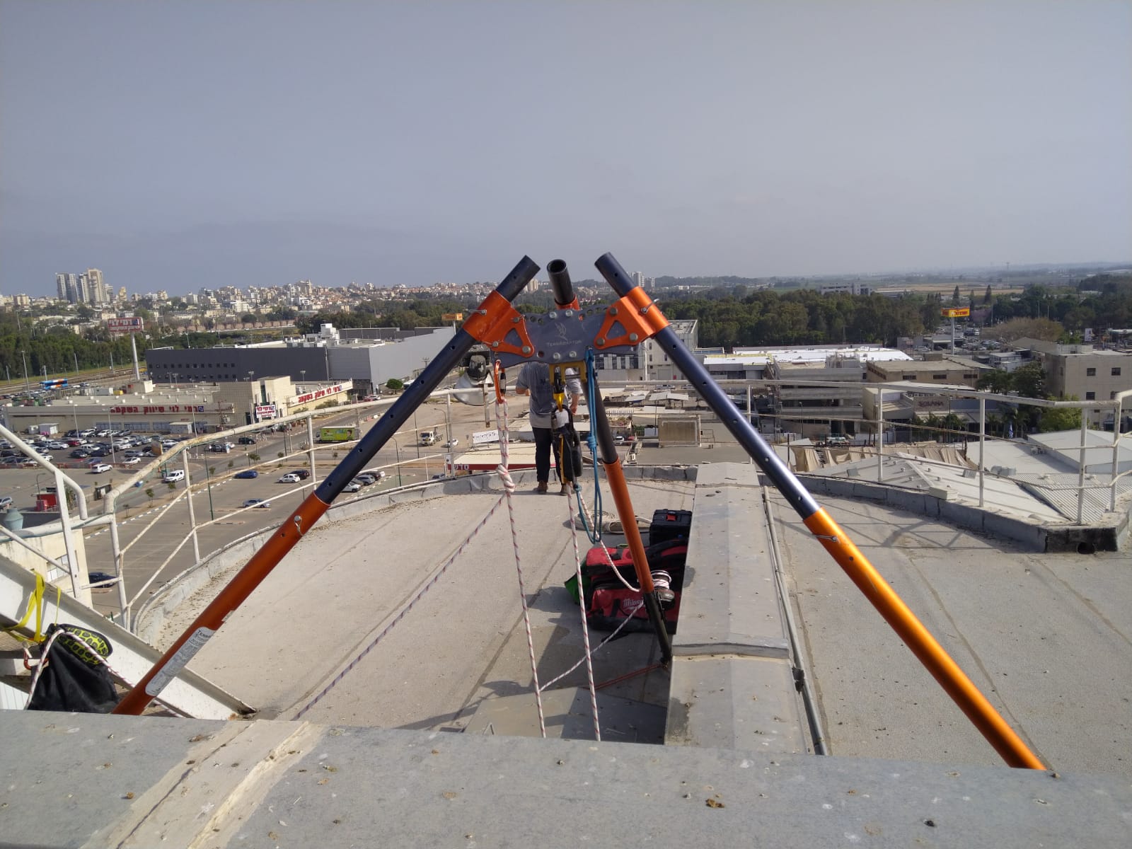 ציוד מקצועי לעבודה בגובה, כננת 