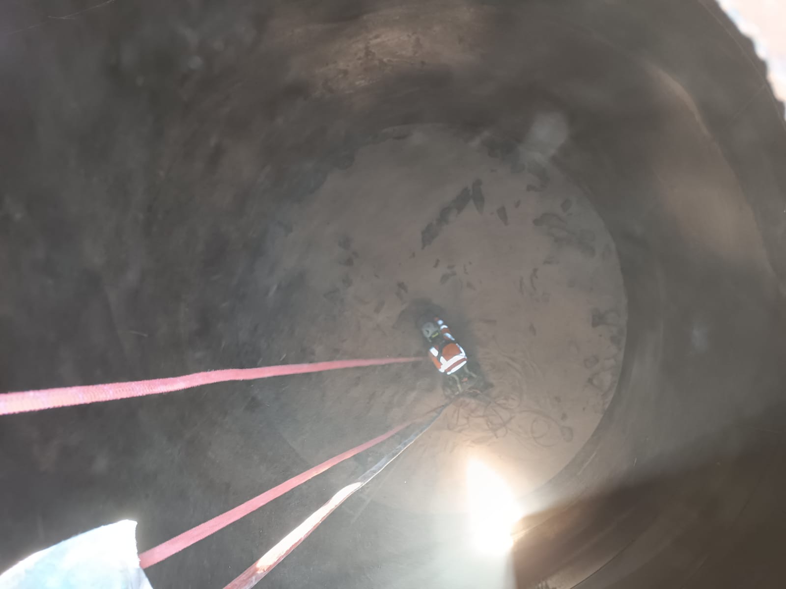 גלישה ועבודה בחלל מוקף, ניקוי סילו ופינוי חומר מפעל מלט נשר