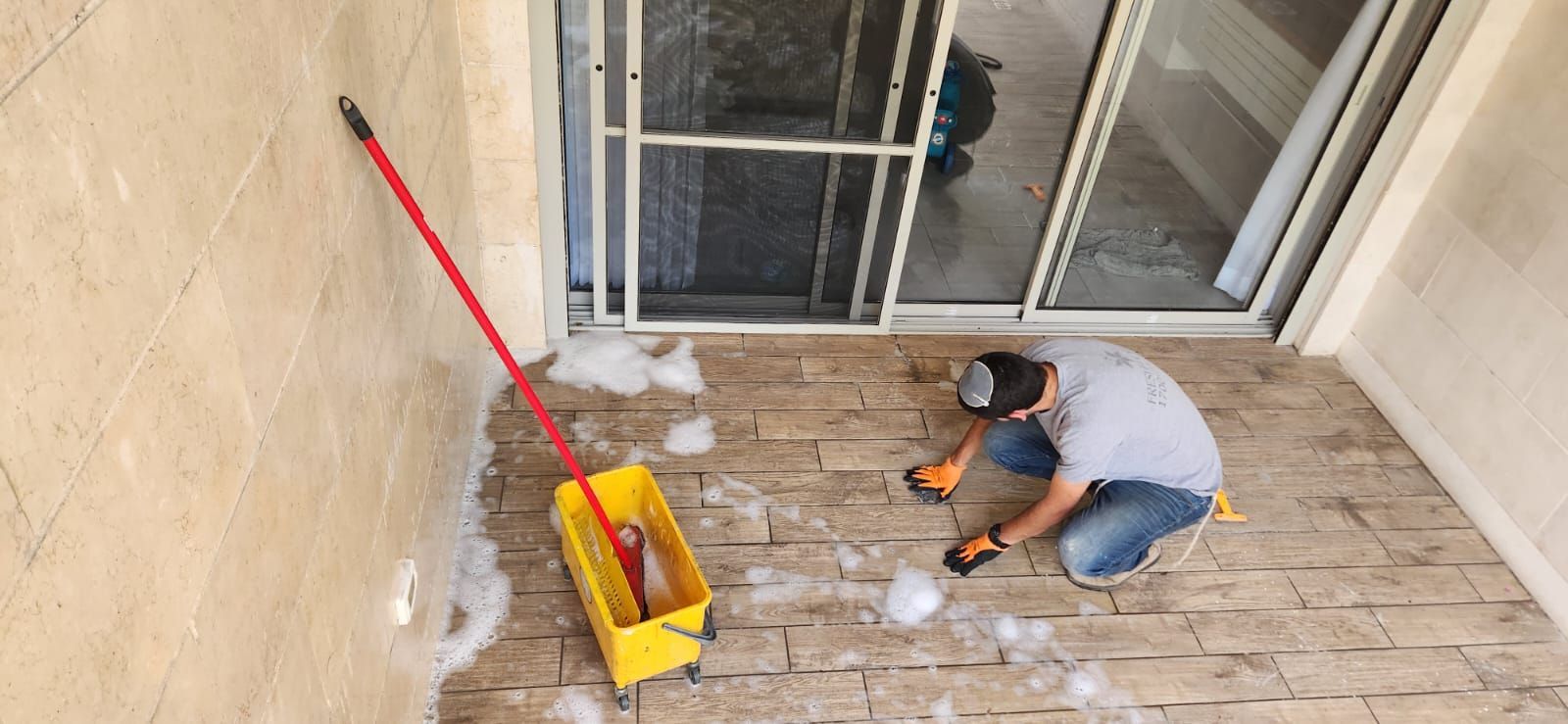 ניקוי רצפה נזק מים