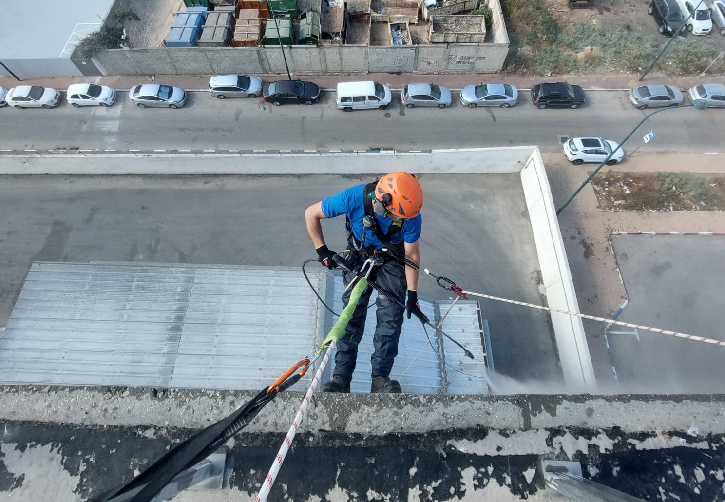 ביצוע שטיפות כהכנה לביצוע עבודת צבע חוץ למכלי סילו