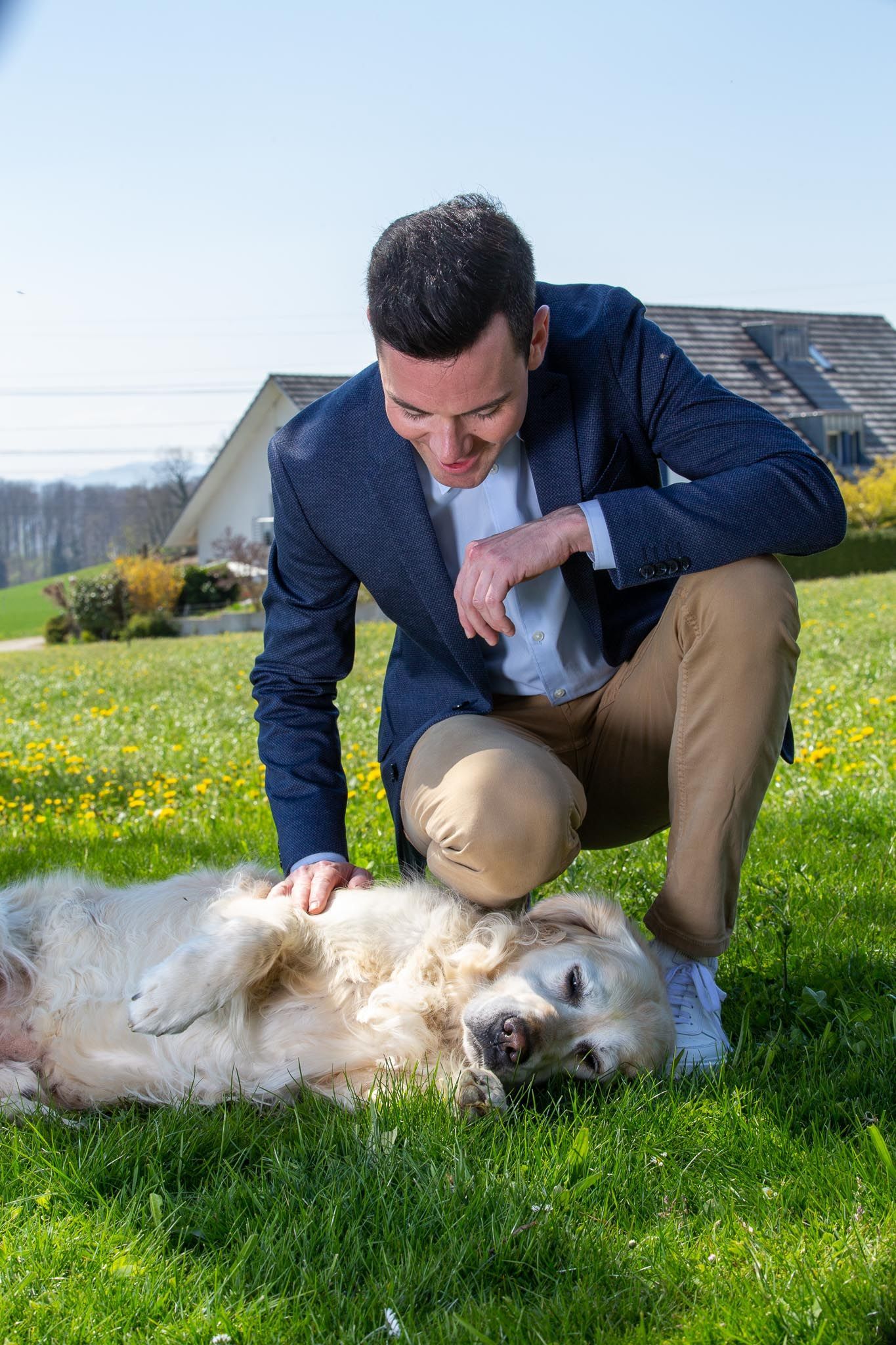 Pascal Käser with a dog on the restaurant terrace of Alter Tobelhof