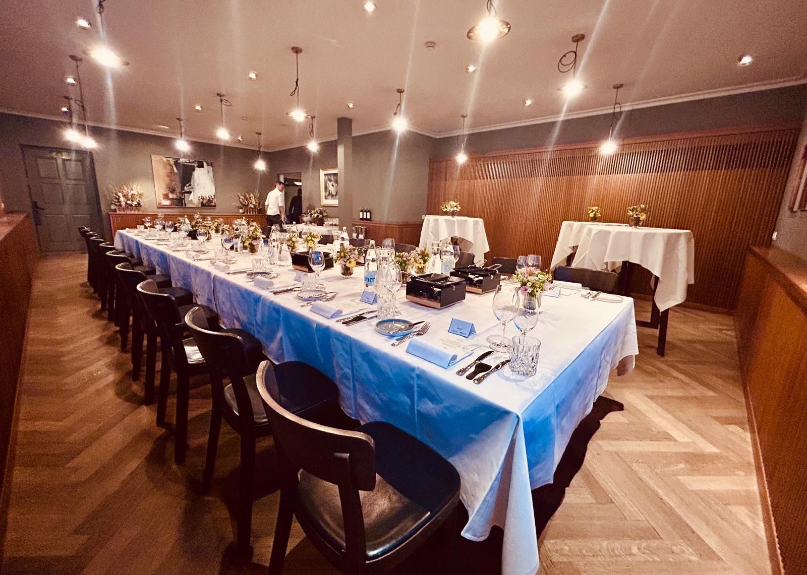 Restaurant, Gastronomie, Restaurant Nähe Zoo Zürich, Zürichberg, Ausflugsziel, Beste Restaurants, Essen gehen, Lokale Küche, Terrasse Restaurant, Gastfreundschaft, Tradition, Restaurant Nähe Zoo, Menü, Saisonale Spezialitäten, Weinangebot, Tisch für 2 Personen reservieren, Familien, Tisch für Geburtstag reservieren, Tisch für Firmenessen buchen
Gruppenreservierung Restaurant
