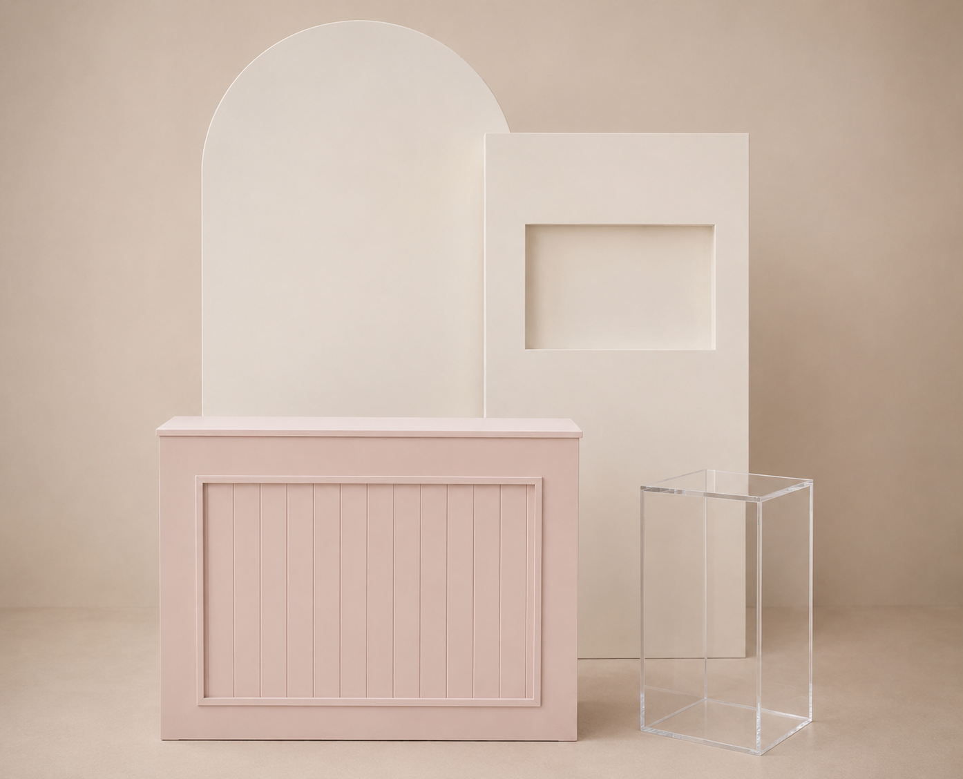Painel de exibição minimalista em tons de bege e rosa com painéis geométricos e suporte em acrílico transparente.