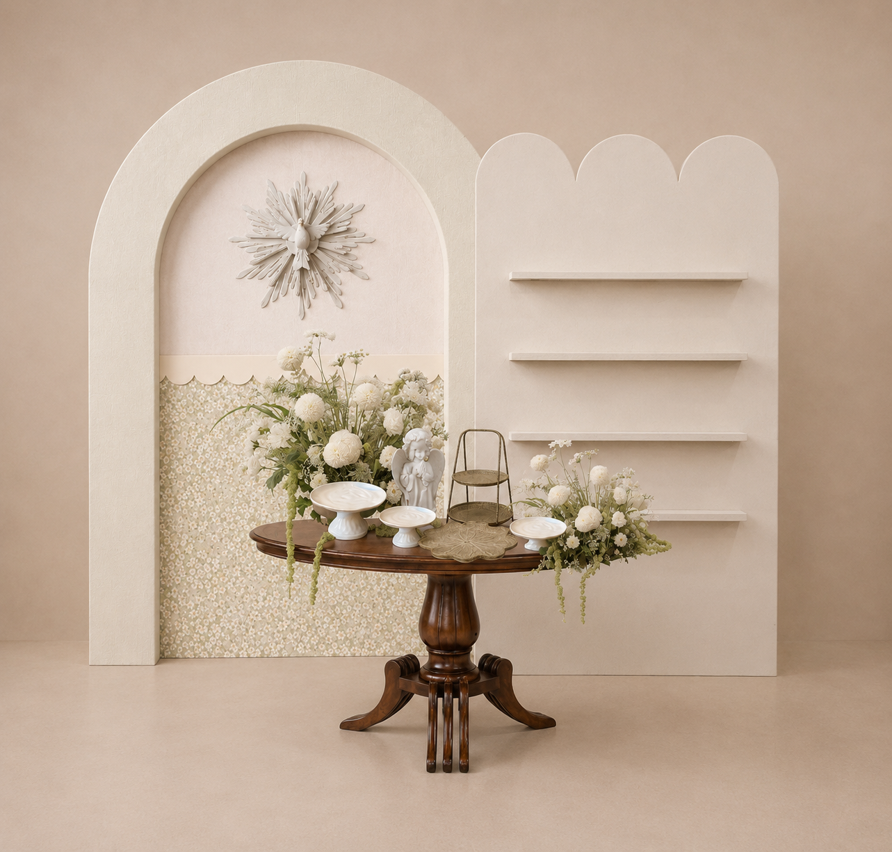 Decoração minimalista em tons de bege com estampa floral, mesa de madeira, flores brancas e prateleiras arqueadas na parede.